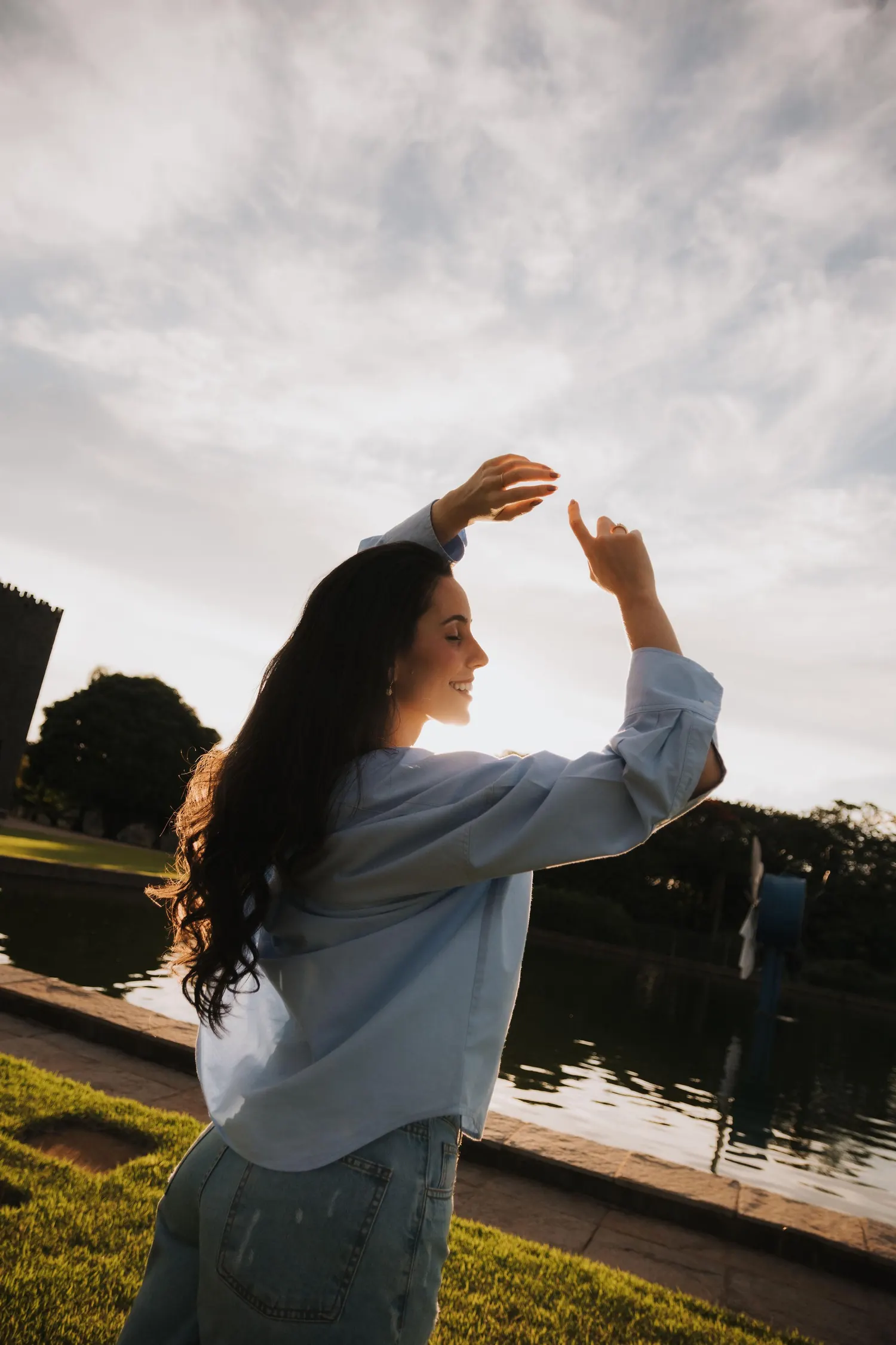 Maria conduzindo um envio energético ao ar livre