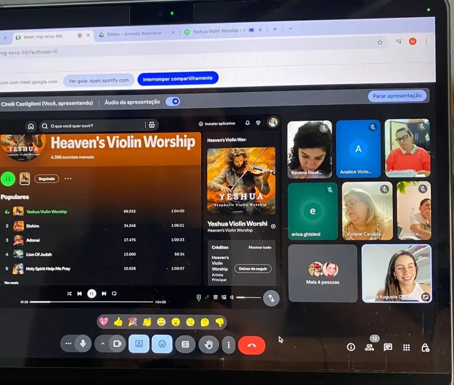 Tela de um encontro online da Jornada Relembrar, com vários participantes