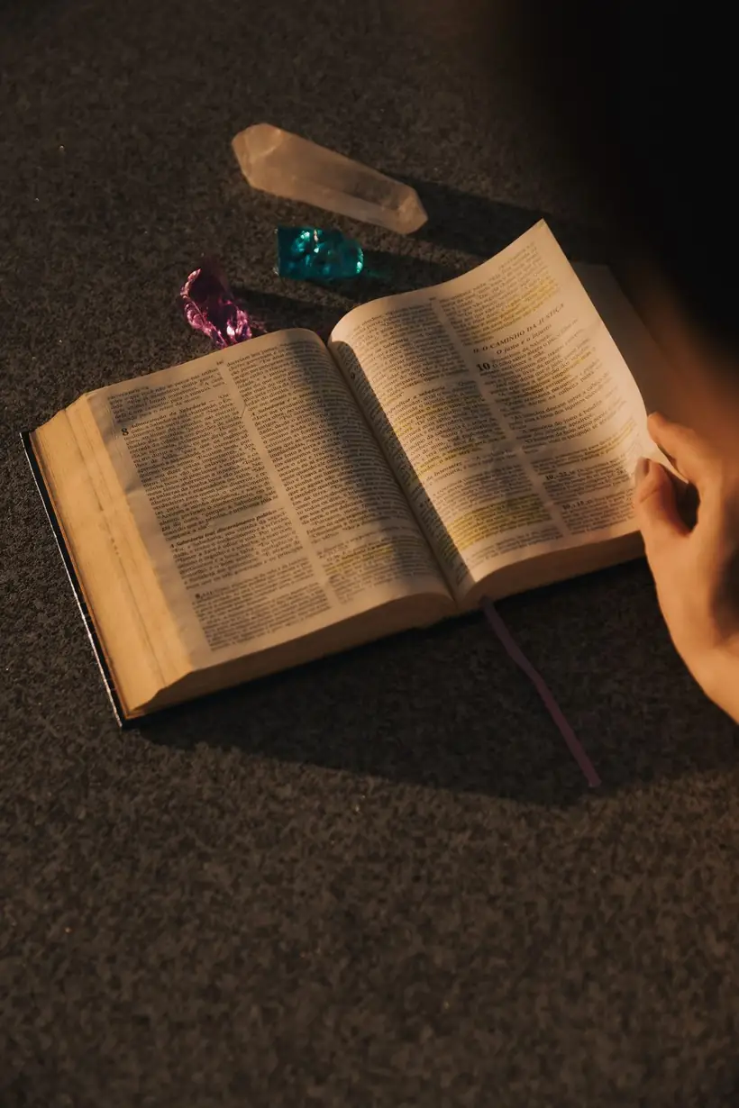 Livro aberto com cristais à luz suave