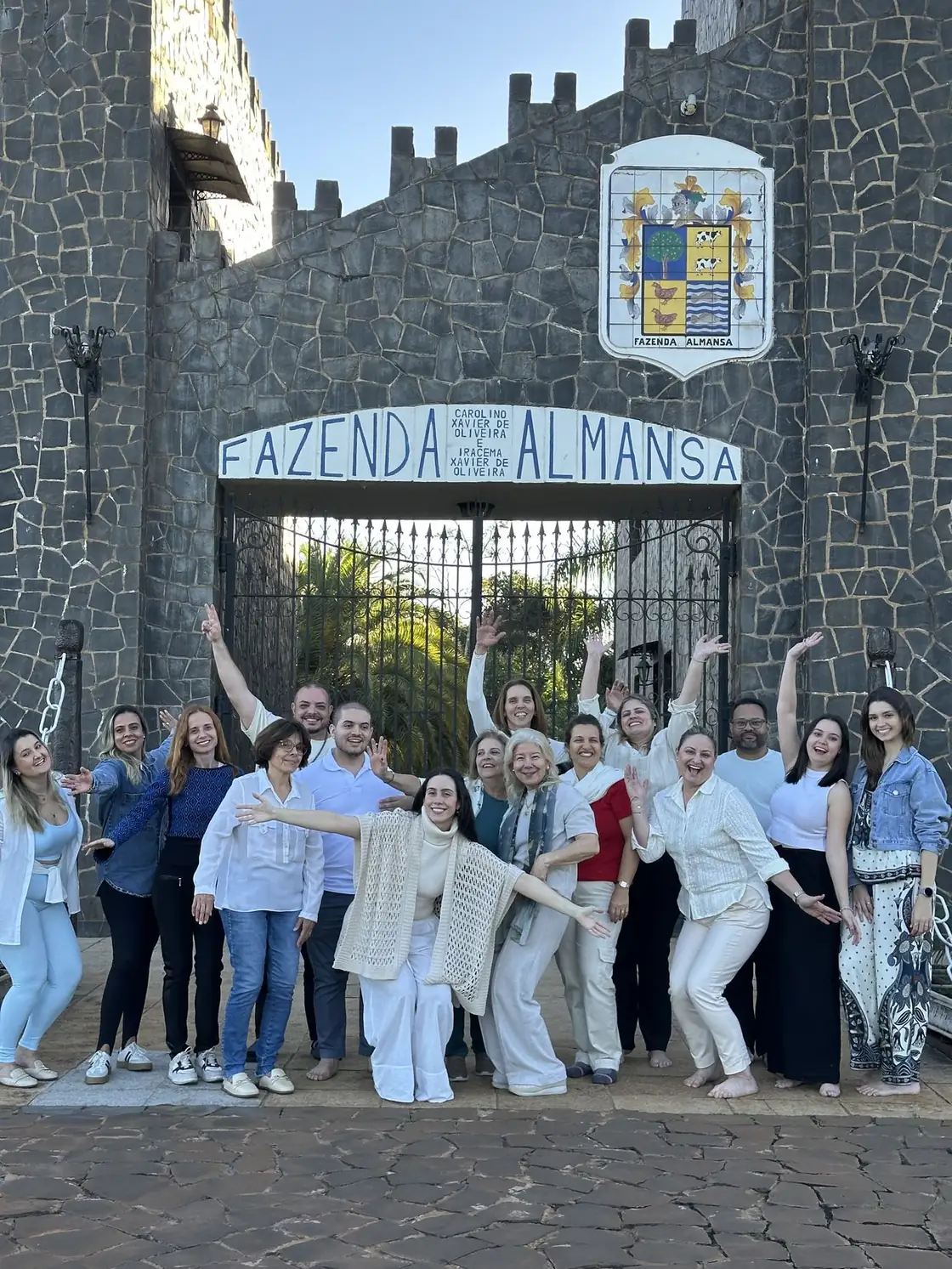 Grupo de participantes reunido no portão do Castelo Almansa, ao final da Vivência Relembrar de Julho